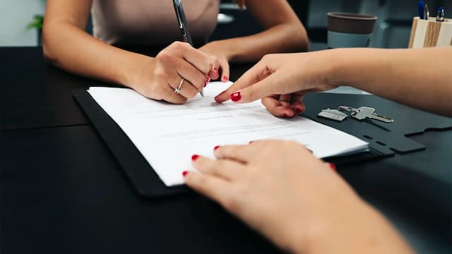 Capa do post: Contrato de aluguel: o que é, como funciona e o que você precisa observar antes de assinar